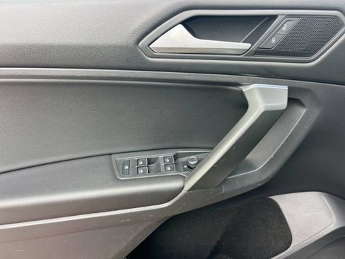 Used 2021 Volkswagen Tiguan SE FWD image 11
