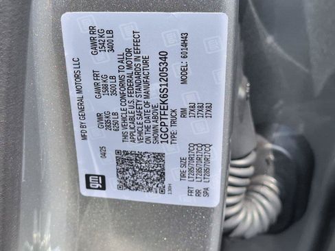 Used 2025 Chevrolet Colorado ZR2 w/ Technology Package AWD/4WD image 16