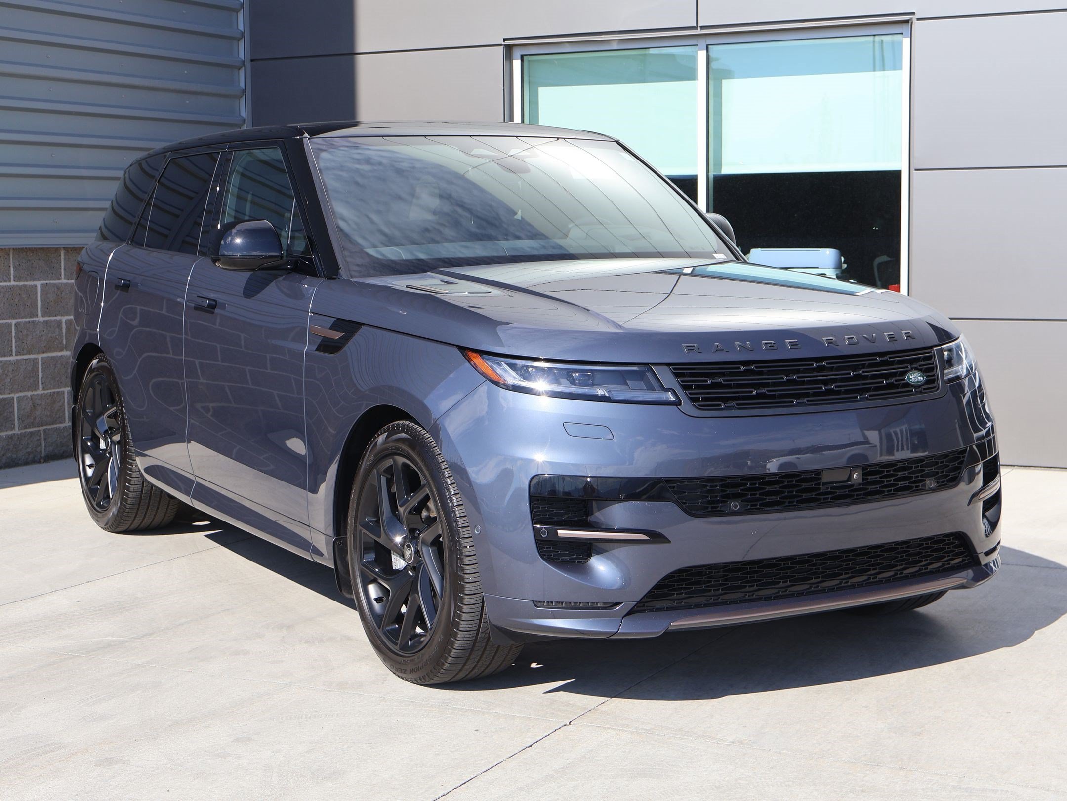 Used 2025 Land Rover Range Rover Sport Dynamic SE AWD/4WD image 3