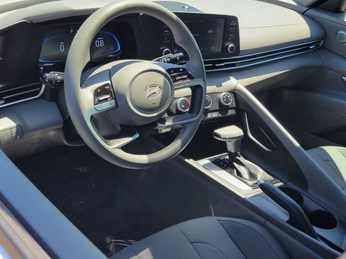 Used 2025 Hyundai Elantra SE image 5