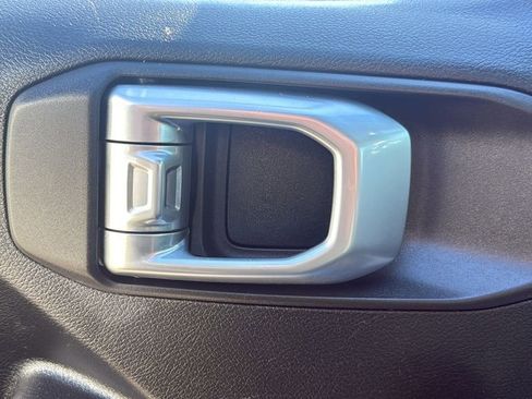 Used 2020 Jeep Gladiator Sport image 17