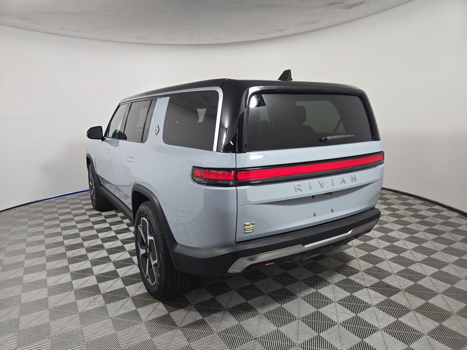 Used 2024 Rivian R1S Adventure Quad AWD/4WD image 3