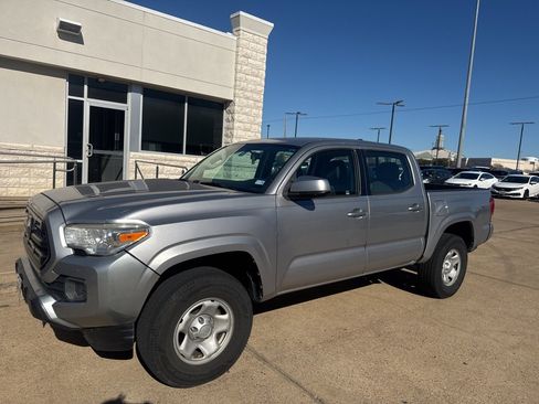 Used 2017 Toyota Tacoma SR image 1