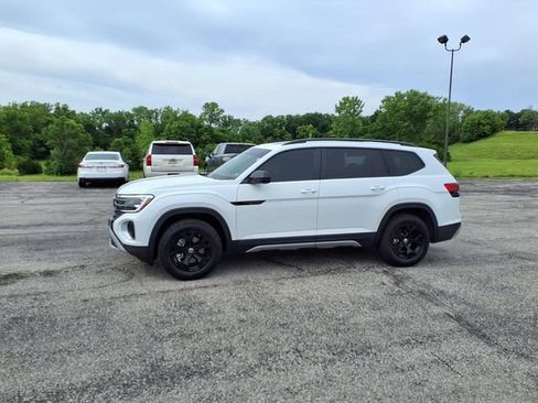 Used 2025 Volkswagen Atlas Peak Edition SE AWD/4WD image 35