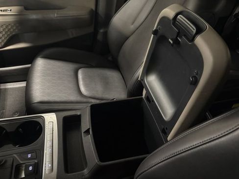 Used 2025 Kia Carnival FWD image 26