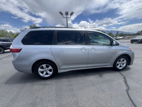 Used 2019 Toyota Sienna LE FWD image 4