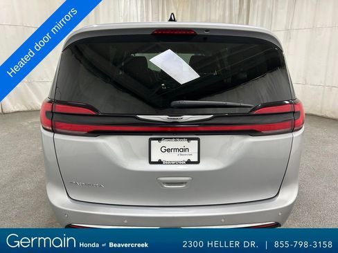 Used 2023 Chrysler Pacifica Touring-L image 8