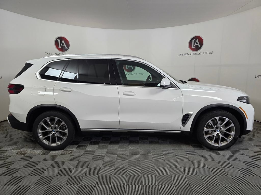 Used 2024 BMW X5 xDrive40i w/ Parking Assistance Package AWD/4WD image 3