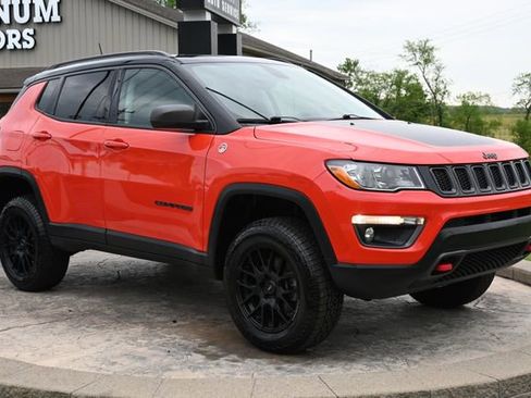 Used 2018 Jeep Compass Trailhawk w/ Leather Interior Group AWD/4WD image 3