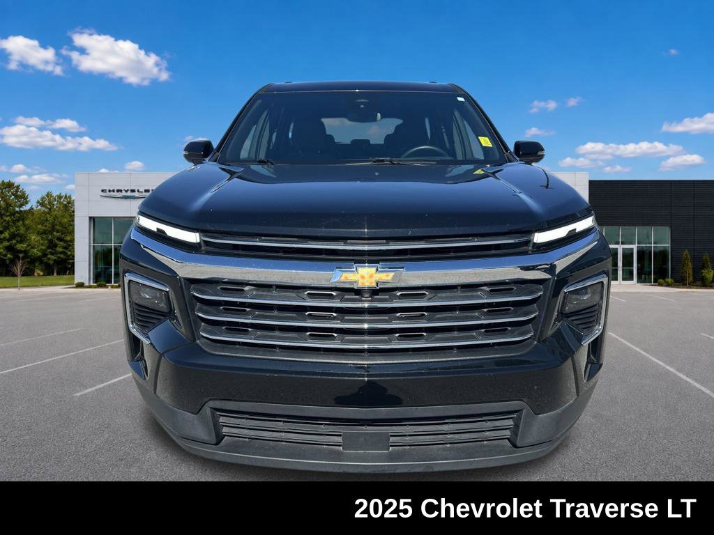 Used 2025 Chevrolet Traverse LT AWD/4WD image 3