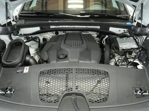 Certified 2025 Porsche Macan AWD/4WD image 30