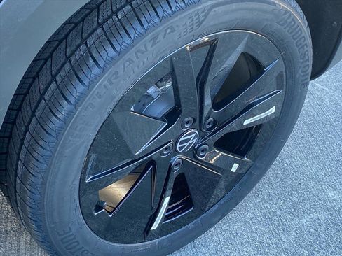 New 2026 Volkswagen Taos SE image 12