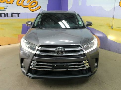 Used 2017 Toyota Highlander XLE AWD/4WD image 3