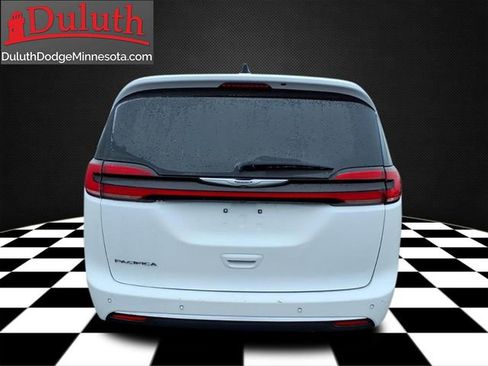 Used 2023 Chrysler Pacifica Touring-L image 4