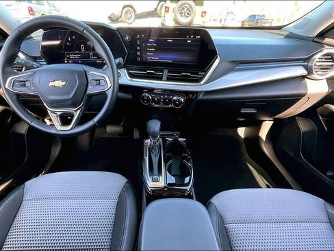 Used 2025 Chevrolet Trax LT w/ LT Convenience Package image 7