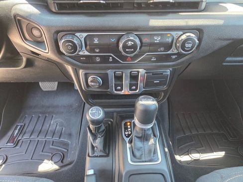 Used 2025 Jeep Wrangler Sport AWD/4WD image 21