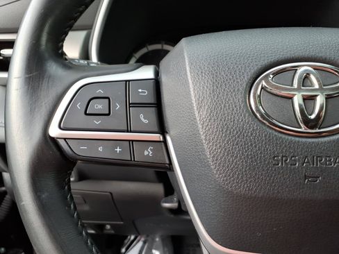 Used 2023 Toyota Highlander XLE AWD/4WD image 12