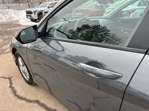 Certified 2025 Hyundai Elantra SE image 12