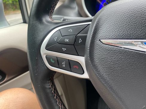 Used 2017 Chrysler Pacifica Touring-L FWD image 23