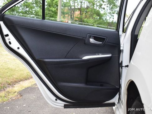 Used 2014 Toyota Camry SE w/ Moonroof Package image 10