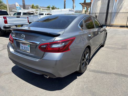 Used 2017 Nissan Altima 2.5 SR w/ Midnight Edition Package FWD image 8