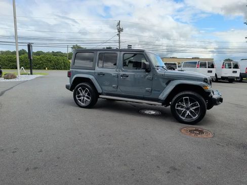 Used 2024 Jeep Wrangler Unlimited AWD/4WD image 9