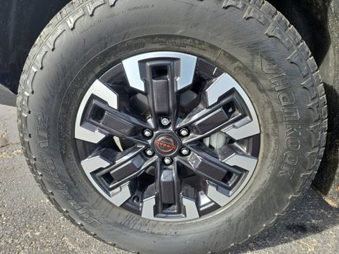 Used 2022 Nissan Frontier PRO-4X image 11