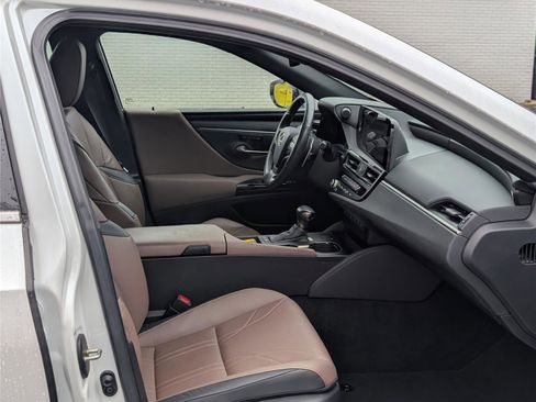 Used 2025 Lexus ES 300h w/ Technology Package image 11