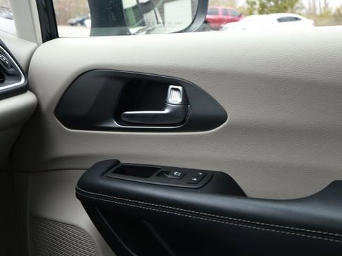 Used 2023 Chrysler Pacifica Touring-L image 26