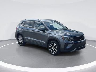 Used 2023 Volkswagen Taos SE w/ Panoramic Sunroof Package