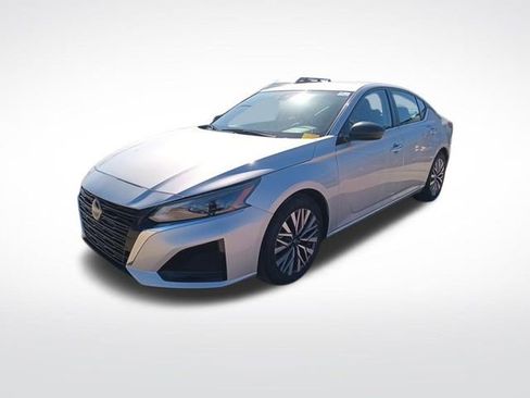 Used 2024 Nissan Altima 2.5 SV image 2