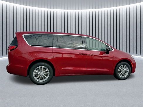 New 2026 Chrysler Pacifica Select image 5