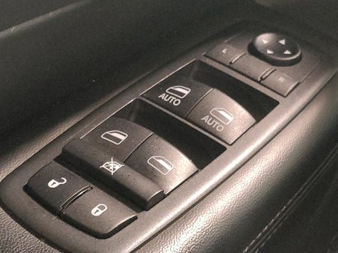 Used 2019 Jeep Grand Cherokee Laredo AWD/4WD image 27