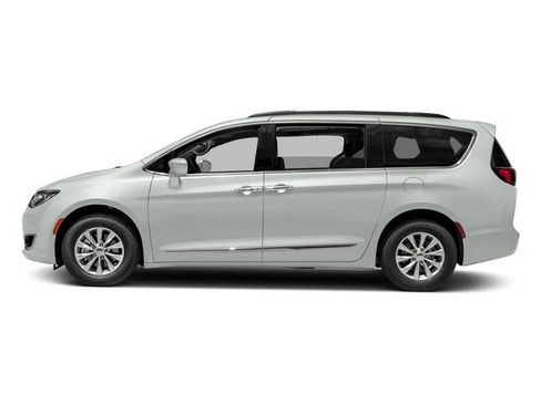 Used 2017 Chrysler Pacifica Limited image 2