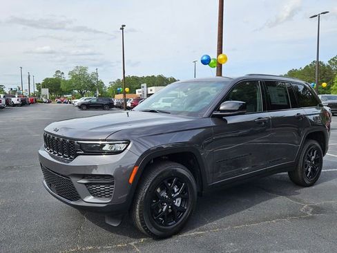 New 2025 Jeep Grand Cherokee Altitude image 2