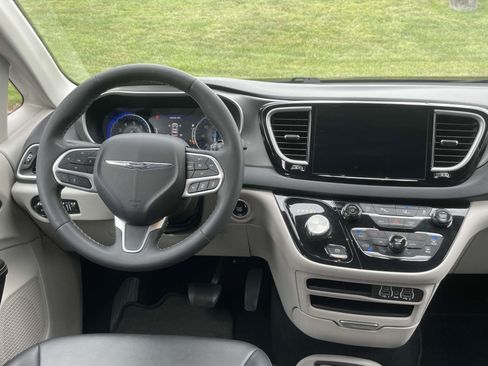Used 2024 Chrysler Pacifica Touring-L FWD image 13