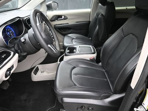 Used 2023 Chrysler Pacifica Touring-L FWD image 17