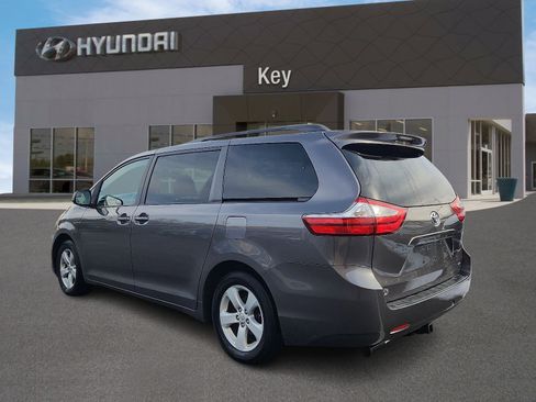 Used 2015 Toyota Sienna LE image 5