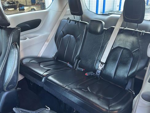 Used 2022 Chrysler Pacifica Touring-L image 18
