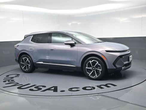 Used 2025 Chevrolet Equinox EV LT w/ Convenience Package image 2