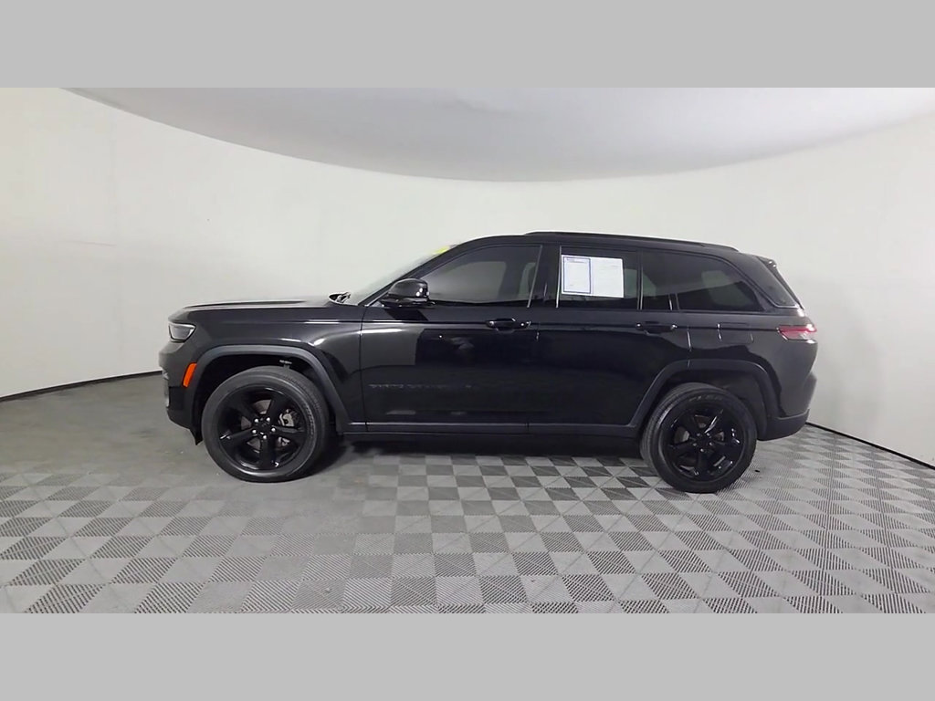 Used 2023 Jeep Grand Cherokee Altitude AWD/4WD image 14