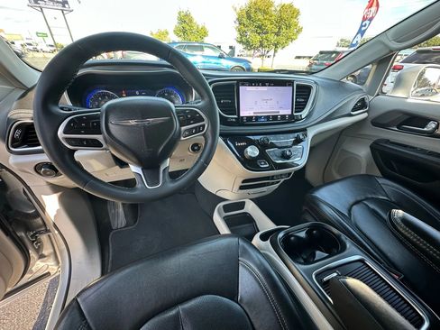 Used 2022 Chrysler Pacifica Touring-L image 13