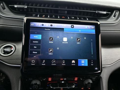 Used 2024 Jeep Grand Cherokee Limited image 25