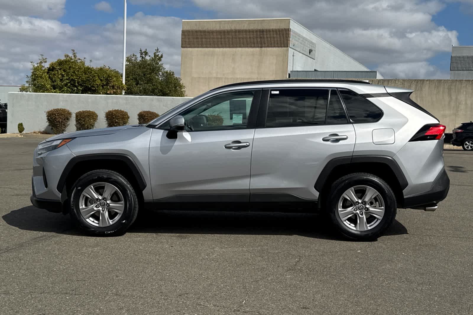 Used 2022 Toyota RAV4 XLE AWD/4WD image 9