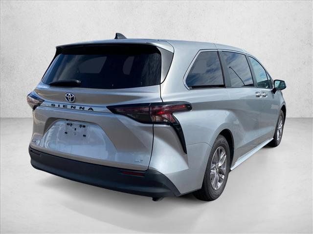 Used 2025 Toyota Sienna LE FWD image 5