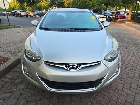 Used 2015 Hyundai Elantra SE w/ Option Group 03 FWD image 3