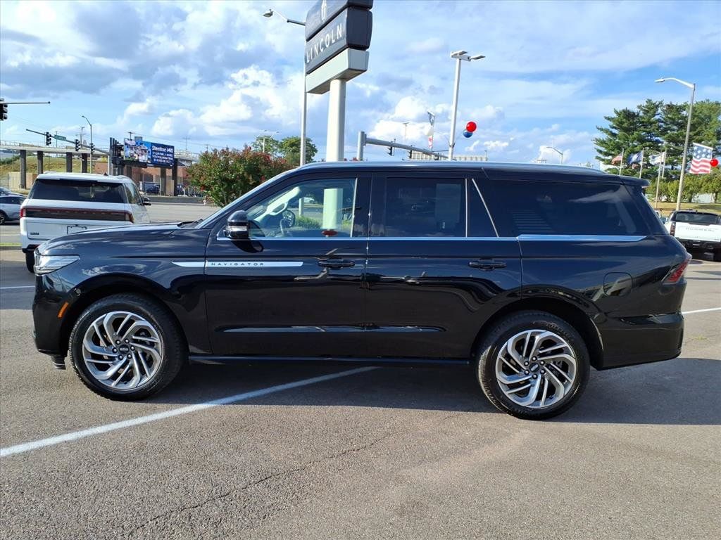 Used 2026 Lincoln Navigator Reserve AWD/4WD image 2