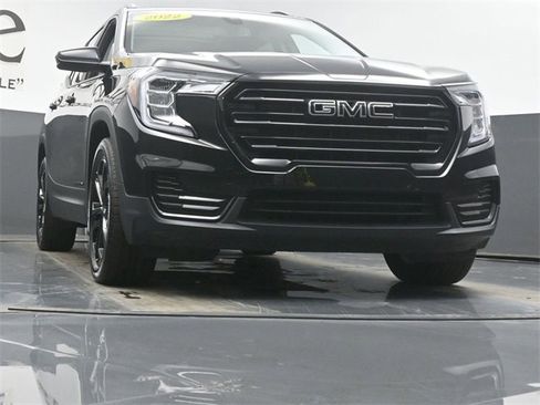 Used 2022 GMC Terrain SLE w/ Driver Convenience Package image 3