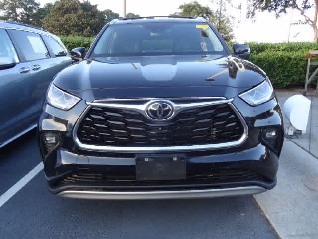 Used 2023 Toyota Highlander Platinum FWD image 2