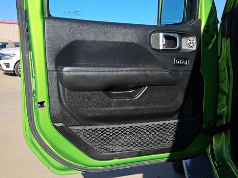 Used 2019 Jeep Wrangler Unlimited Sahara image 12